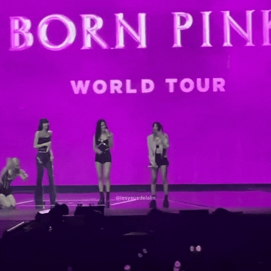 Vì sao Rosé (BLACKPINK) bất ngờ quỳ trên sân khấu concert BORN PINK? - Ảnh 4.