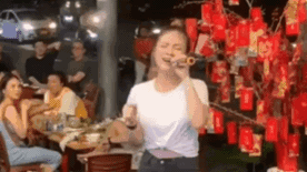 1 nữ ca sĩ chỉ hát bằng loa kẹo kéo nhưng đỉnh thế nào mà khiến cả con phố xôn xao, netizen nổi hết da gà?