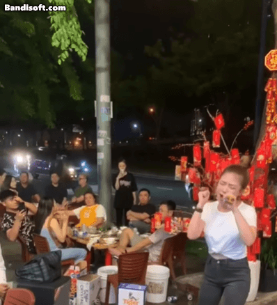 1 nữ ca sĩ chỉ hát bằng loa kẹo kéo nhưng đỉnh thế nào mà khiến cả con phố xôn xao, netizen nổi hết da gà? - Ảnh 2.