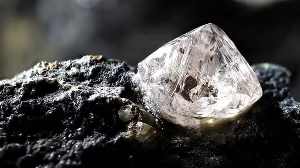 'Nhà máy kim cương' được phát hiện ở ranh giới của lõi Trái đất