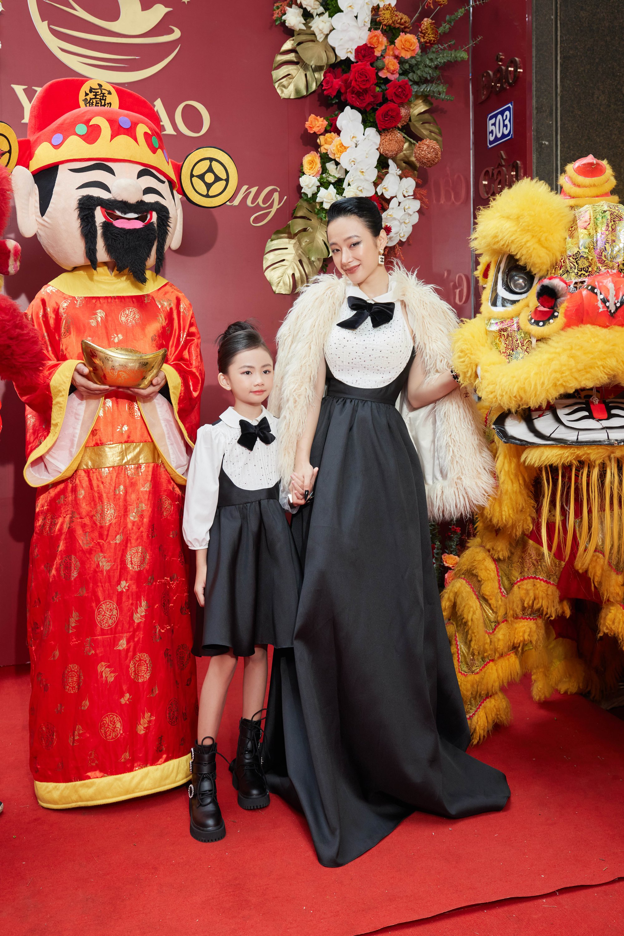 Angela Phương Trinh mặc đồng điệu với con gái nuôi, tất bật chạy sự kiện cuối năm - Ảnh 1.