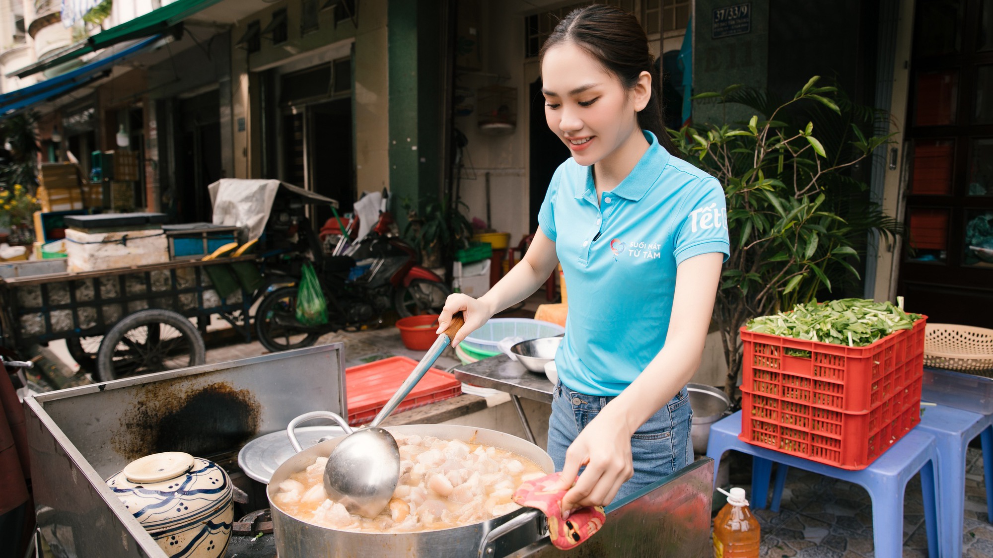  Hoa hậu Mai Phương tự tay nấu ăn, đi xe máy tặng quà bệnh nhân nghèo