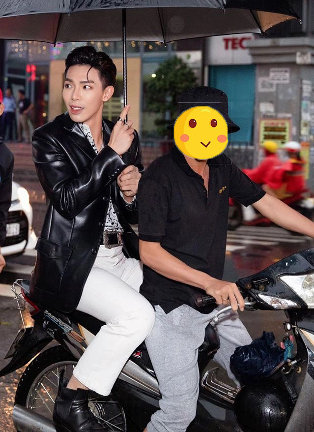 Loạt ca sĩ Vpop chạy show bằng xe máy: Ngô Kiến Huy dễ thương với mũ pikachu, Cẩm Ly - Bùi Anh Tuấn được người thân hộ tống - Ảnh 5.