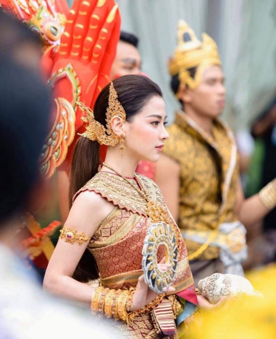 Dàn minh tinh Thái Lan ăn mừng ngày Tết Songkran cổ truyền: Người hóa nữ thần, người ở bên báo hiếu cha mẹ - Ảnh 8.