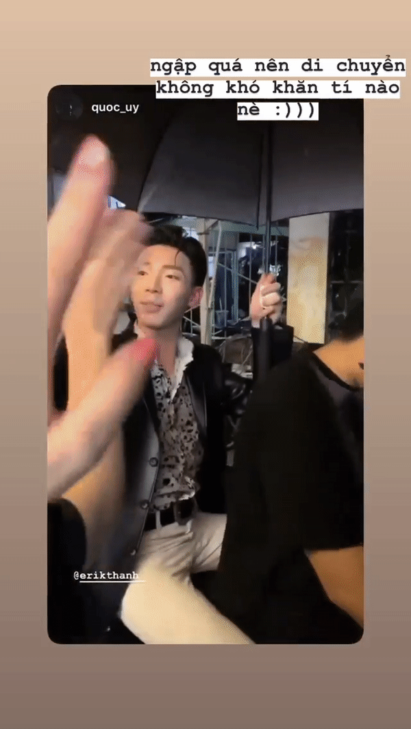 Loạt ca sĩ Vpop chạy show bằng xe máy: Ngô Kiến Huy dễ thương với mũ pikachu, Cẩm Ly - Bùi Anh Tuấn được người thân hộ tống - Ảnh 4.