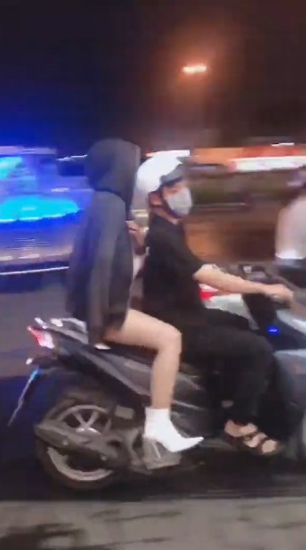Loạt ca sĩ Vpop chạy show bằng xe máy: Ngô Kiến Huy dễ thương với mũ pikachu, Cẩm Ly - Bùi Anh Tuấn được người thân hộ tống - Ảnh 9.