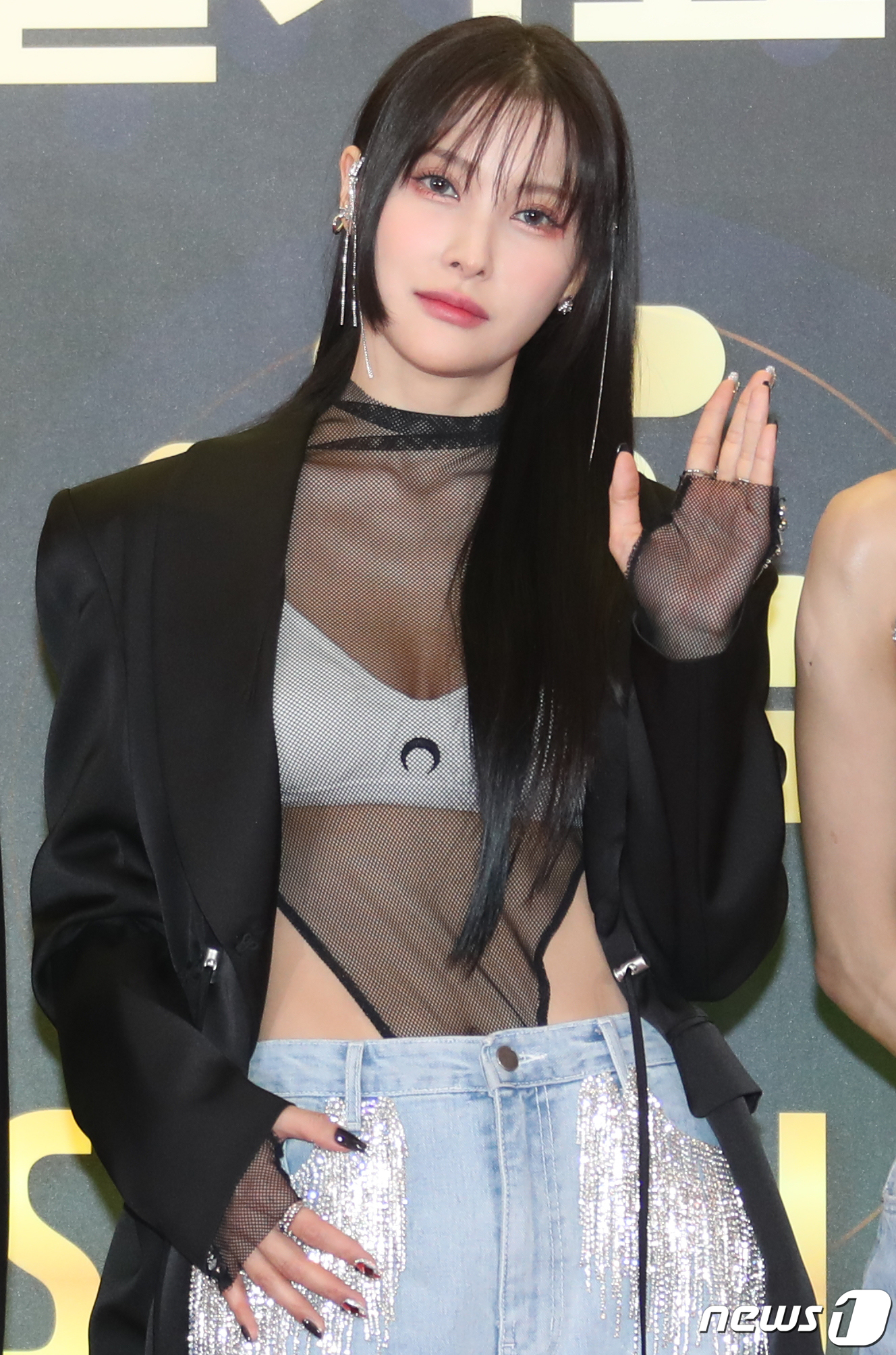 Thảm đỏ Seoul Music Awards 2023: Nữ thần Gyuri (KARA) diện đồ cắt khoét táo bạo lấn át IVE - (G)I-DLE, Minho (SHINee) soái ngút ngàn dẫn đầu dàn sao - Ảnh 3.