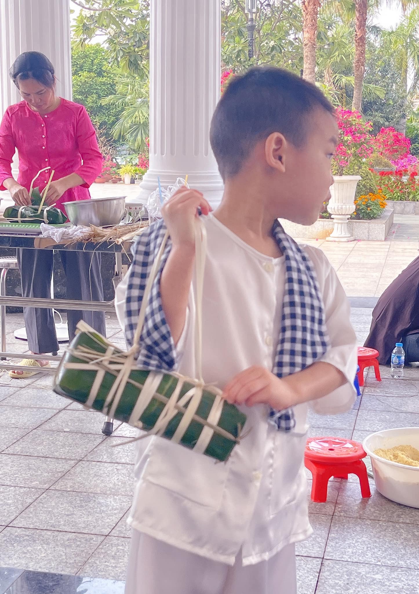 Con trai Lan Khuê trải nghiệm gói bánh chưng ngày Tết cùng mẹ, hoạt động giúp bé hiểu thêm ý nghĩa Tết cổ truyền Việt Nam - Ảnh 2.