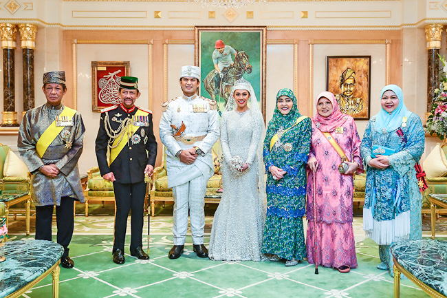 Đám cưới toàn vàng ròng kéo dài 9 ngày của Công chúa Brunei thể hiện đẳng cấp xa hoa của hoàng gia giàu bậc nhất thế giới    - Ảnh 6.