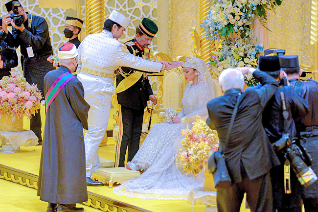 Đám cưới toàn vàng ròng kéo dài 9 ngày của Công chúa Brunei thể hiện đẳng cấp xa hoa của hoàng gia giàu bậc nhất thế giới    - Ảnh 5.
