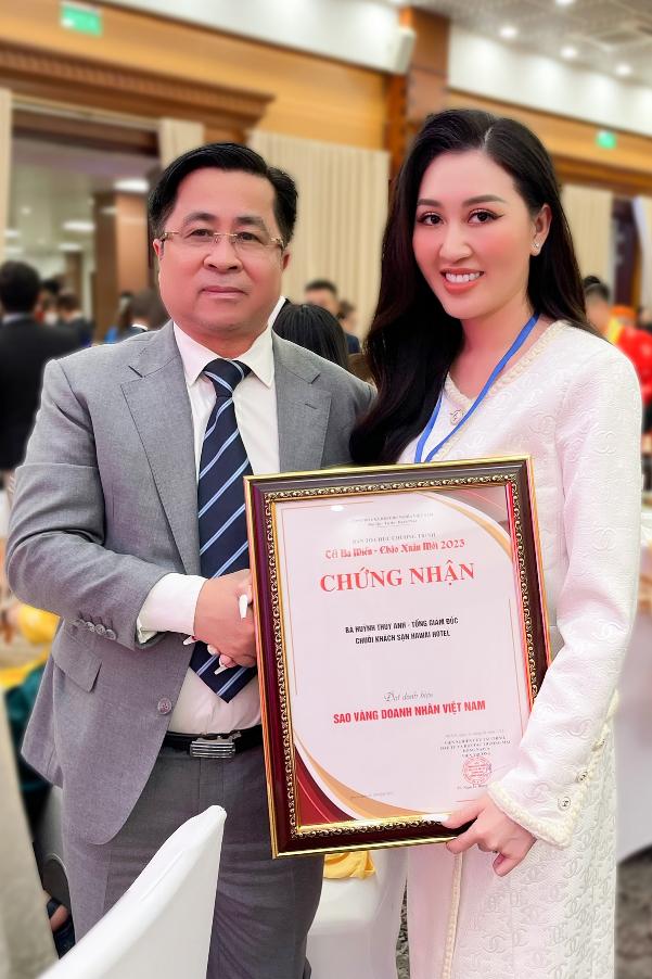 Hoa hậu Huỳnh Thúy Anh nhận giải thưởng Sao vàng Doanh nhân Việt Nam - Ảnh 2.