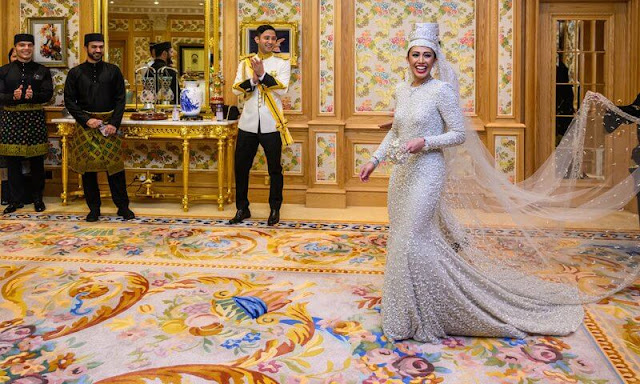 Đám cưới toàn vàng ròng kéo dài 9 ngày của Công chúa Brunei thể hiện đẳng cấp xa hoa của hoàng gia giàu bậc nhất thế giới    - Ảnh 1.