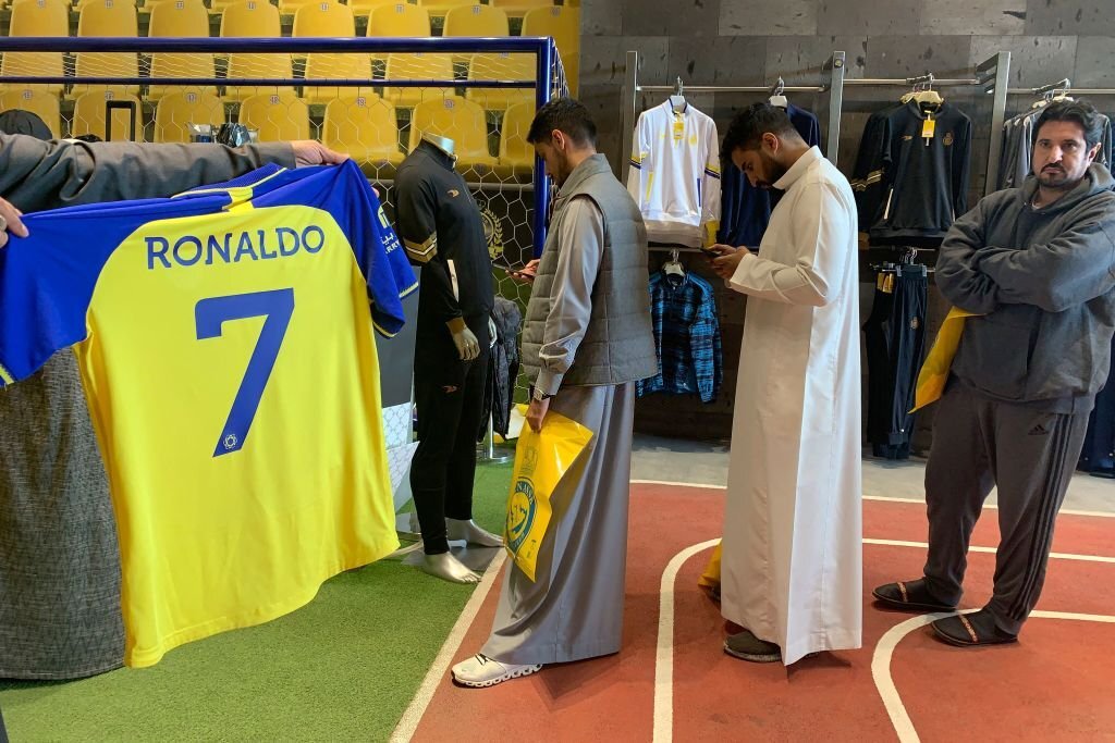 Fan xếp hàng chờ mua áo đấu của Ronaldo - Ảnh 1.