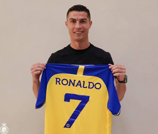 Ronaldo chính thức kí hợp đồng thi đấu cho CLB Al-Nassr của Ả rập Xê út