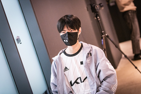 Deft cũng thừa nhận Lucian - Nami đang quá nhàm chán khi trận nào cũng gặp - nguồn: LoL Esports