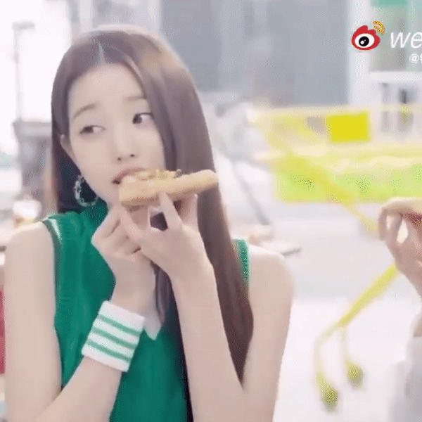Thánh body Jang Won Young ăn pizza cũng gây tranh cãi dữ dội, tất cả vì cử chỉ giả trân đến mức khó chịu này? - Ảnh 3.