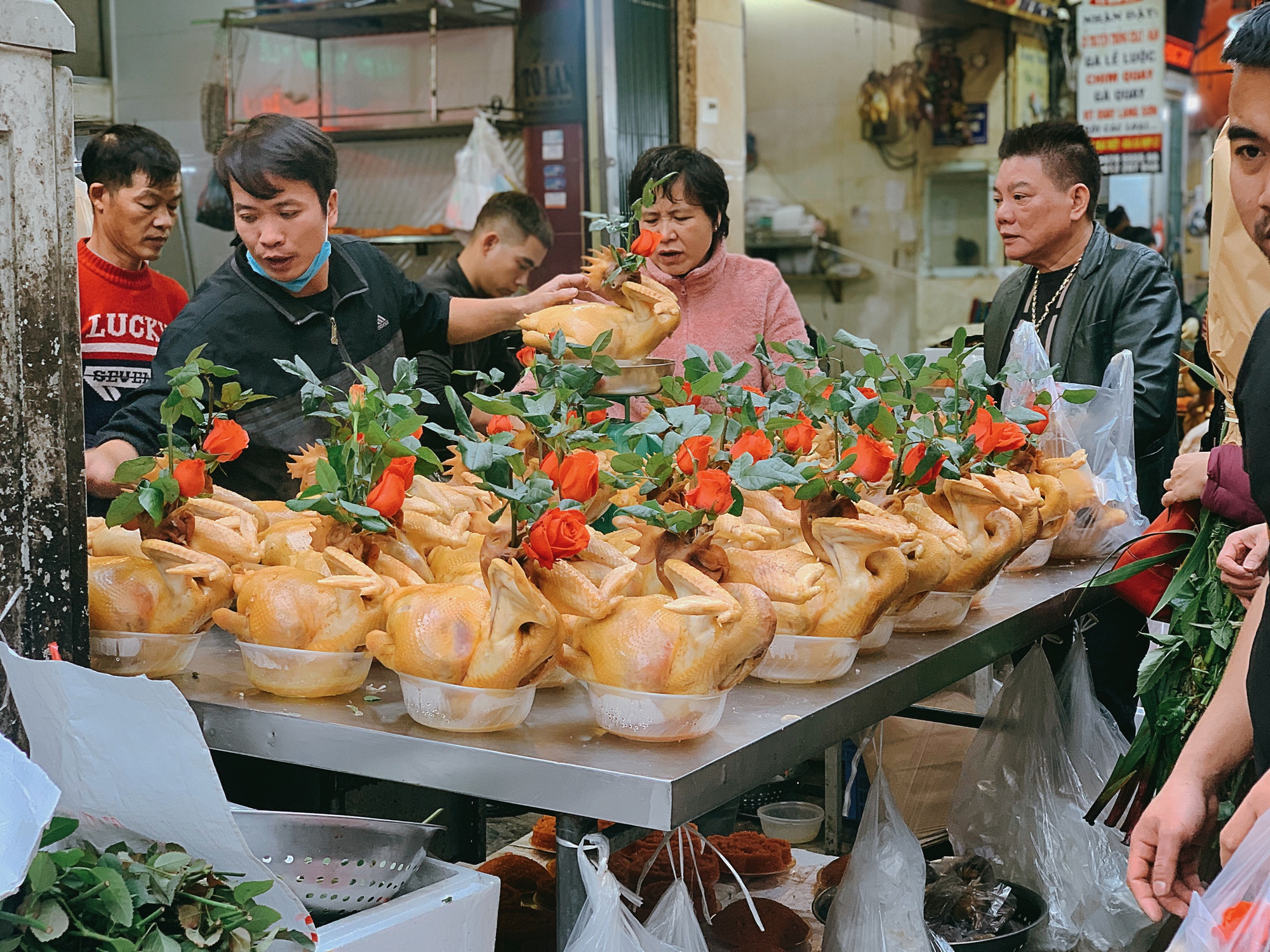 Ghé 'chợ nhà giàu' ngày cuối cùng của năm: Cửa hàng gà luộc ngậm hoa hồng tất bật phục vụ khách  - Ảnh 2.