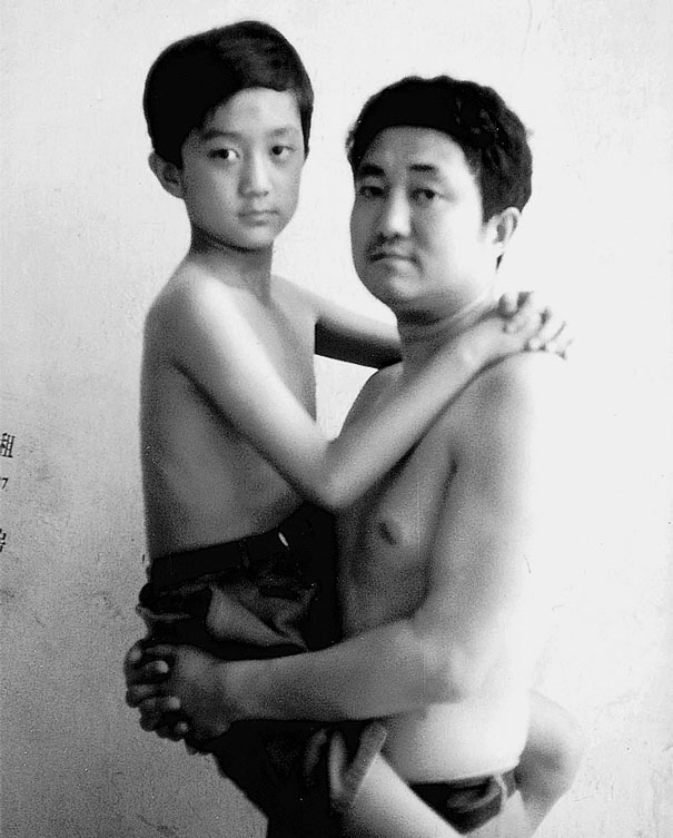 Chỉ chụp đúng một dáng cùng con trai trong suốt 25 năm, người cha lưu giữ sự trưởng thành của con bằng bộ ảnh vô cùng cảm động - Ảnh 11.
