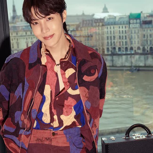 'Thánh front row' J-Hope: Liên tục dự show diễn xa xỉ tại Paris Fashion Week 2023, phải chăng sắp nhận hợp đồng Đại sứ trong nay mai? - Ảnh 2.