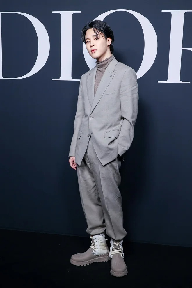Giờ còn ai chê bai visual Jimin (BTS) nữa: Đọ sắc cực gắt với bố con Beckham, không hề kém cạnh Robert Pattinson tại Paris Fashion Week - Ảnh 6.