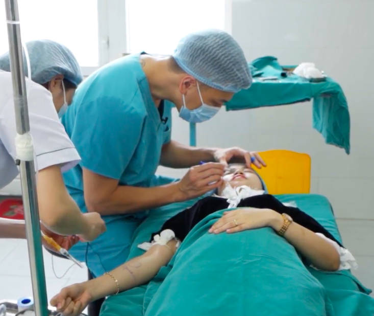 Đầu năm xem review cận cảnh 1 ca nâng mũi bằng sụn sinh học, vỏn vẹn trong 45 phút mà hiệu quả lột xác không ngờ - Ảnh 4.