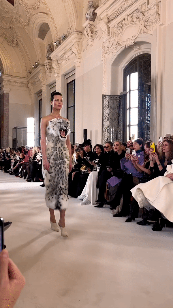 Show diễn gây tranh cãi nhất Tuần lễ thời trang Paris: Các thiết kế gắn đầu động vật hoang dã, Kylie Jenner 'hứng gạch' vì mặc chiếc váy này - Ảnh 3.
