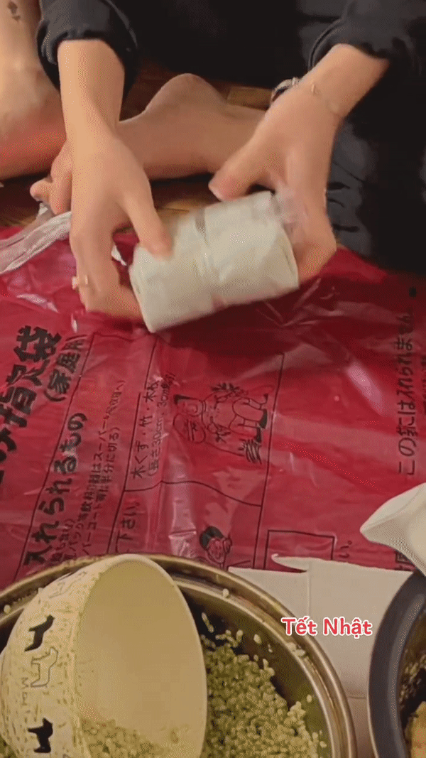 Ở nước ngoài khó mua lá dong, du học sinh Nhật sáng tạo cách nấu bánh chưng có 1-0-2 - Ảnh 4.