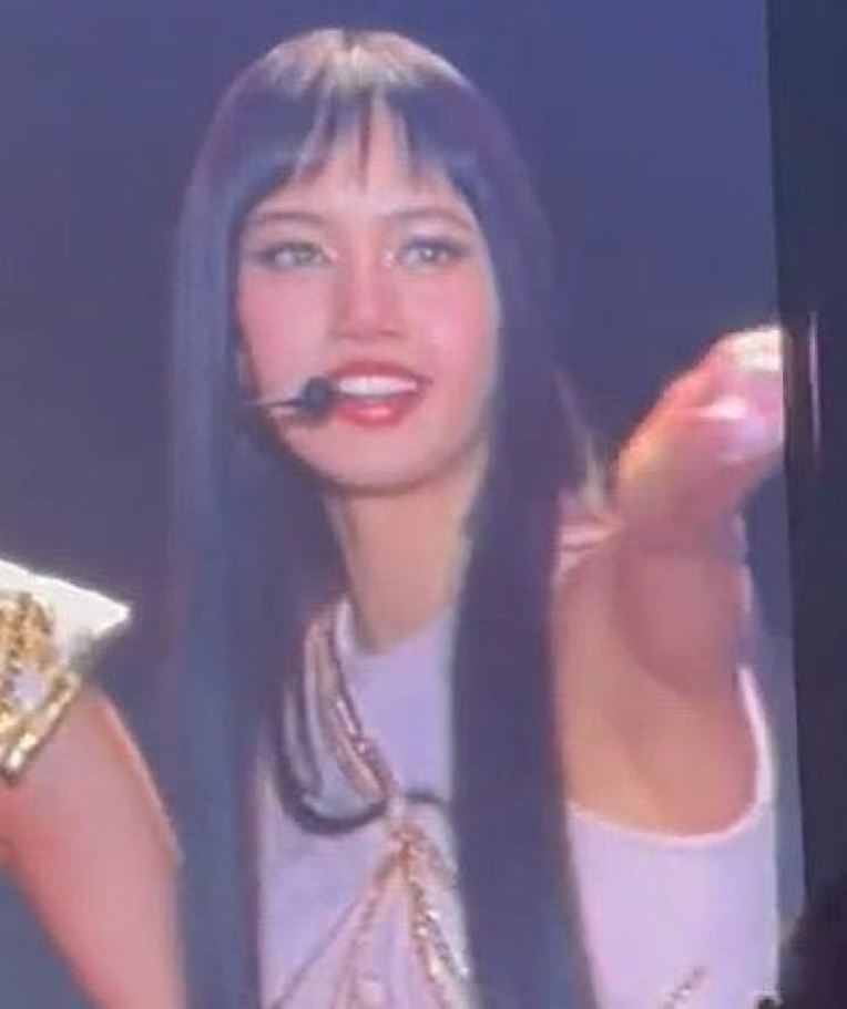 Lisa (BLACKPINK) gây tranh cãi khi đổi tóc mái 10 tỷ won, visual thế nào mà khiến fan suýt thì không nhận ra? - Ảnh 5.