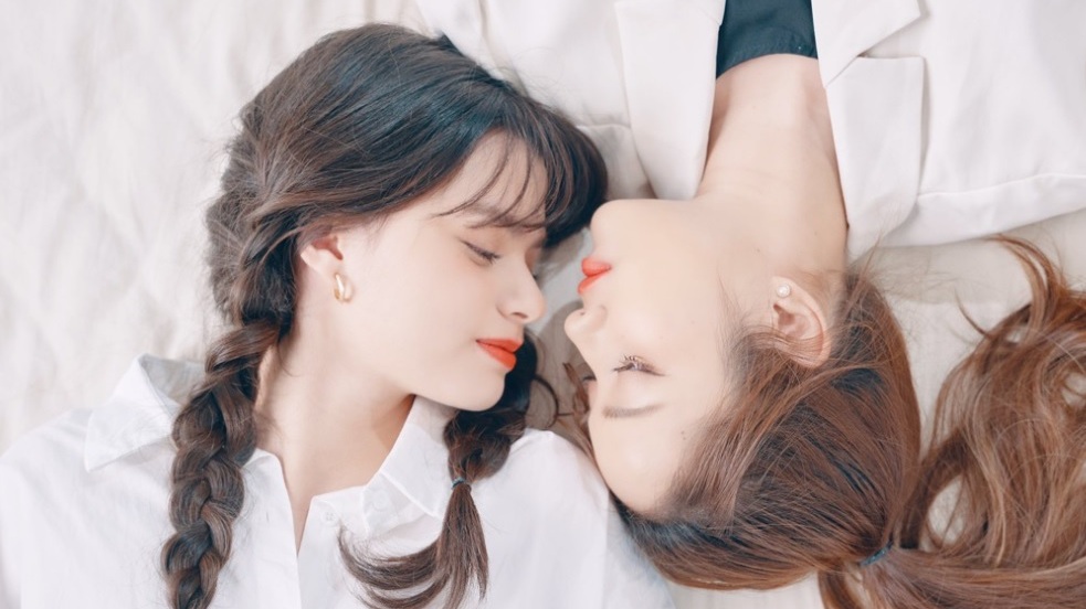 Netizen ‘quắn quéo’ với loạt cảnh quay nóng bỏng mắt trong phim ‘girl-love’ của Thái Lan