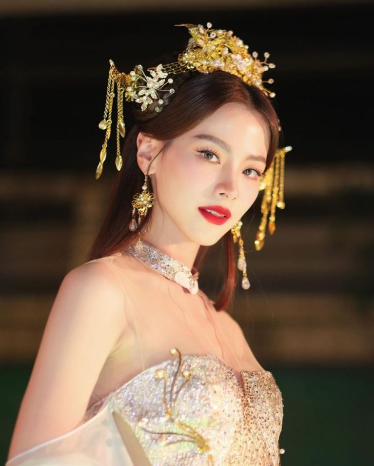 Nữ thần Baifern Pimchanok gây náo loạn đường phố Thái Lan với trang phục Trung Hoa lộng lẫy bậc nhất - Ảnh 3.