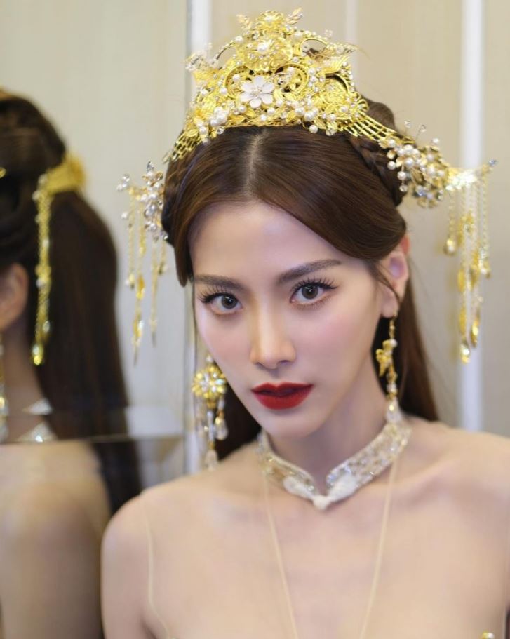 Nữ thần Baifern Pimchanok gây náo loạn đường phố Thái Lan với trang phục Trung Hoa lộng lẫy bậc nhất - Ảnh 4.