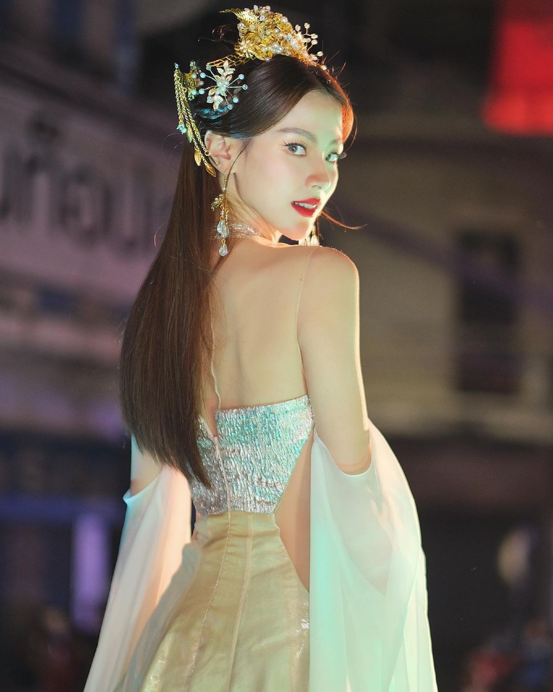 Nữ thần Baifern Pimchanok gây náo loạn đường phố Thái Lan với trang phục Trung Hoa lộng lẫy bậc nhất - Ảnh 7.