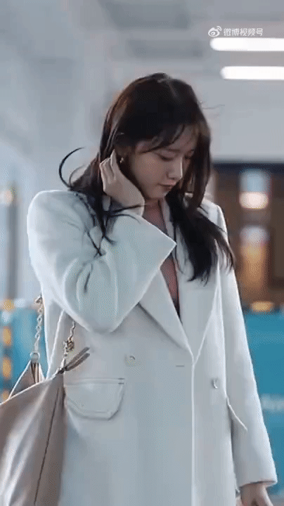 Yoona (SNSD) bỗng biến sân bay thành phim trường ngôn tình: Bị gió thổi cho tóc tai rối bời mà vẫn đẹp đến nao lòng - Ảnh 3.