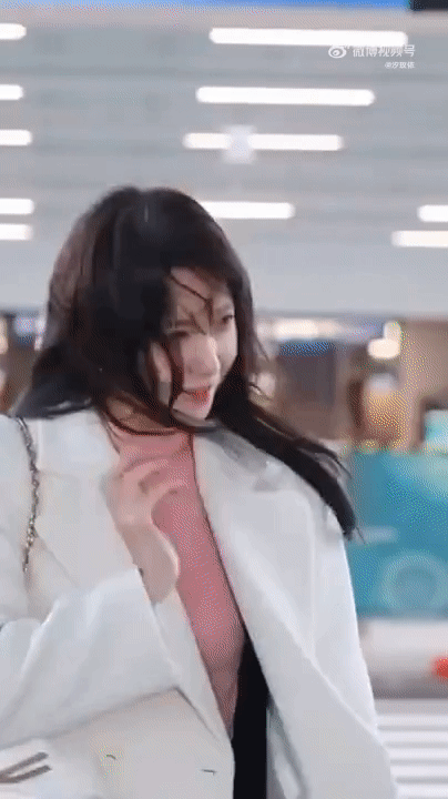 Yoona (SNSD) bỗng biến sân bay thành phim trường ngôn tình: Bị gió thổi cho tóc tai rối bời mà vẫn đẹp đến nao lòng - Ảnh 4.