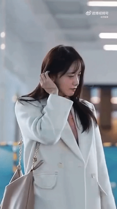 Yoona (SNSD) bỗng biến sân bay thành phim trường ngôn tình: Bị gió thổi cho tóc tai rối bời mà vẫn đẹp đến nao lòng - Ảnh 2.