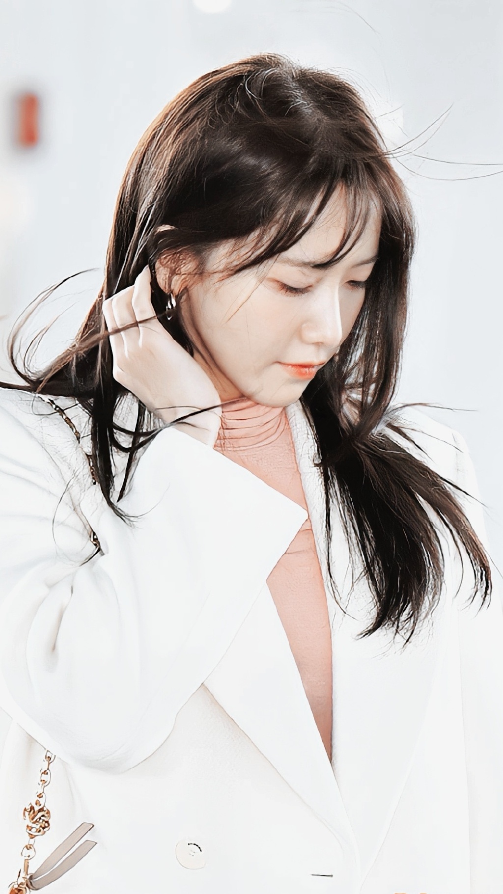Yoona (SNSD) bỗng biến sân bay thành phim trường ngôn tình: Bị gió thổi cho tóc tai rối bời mà vẫn đẹp đến nao lòng - Ảnh 6.