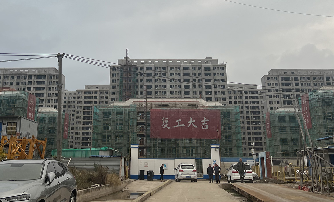 Đổ dồn tiền vào mua bất động sản, người dân Trung Quốc rơi vào bước đường cùng - Ảnh 2.