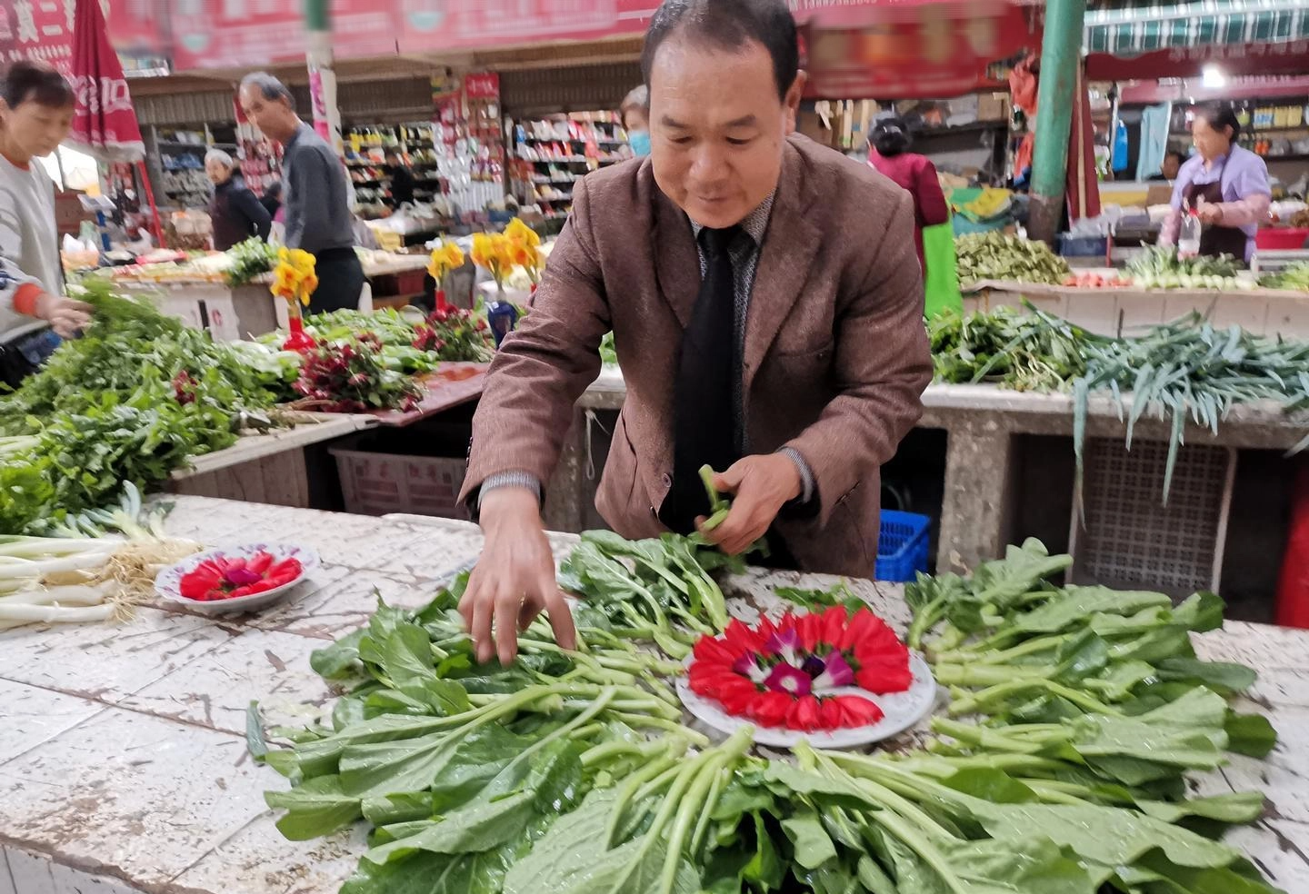 Ông chủ sạp rau ven đường kiếm hơn 1,7 tỷ VNĐ mỗi năm: Chỉ cần có năng ...