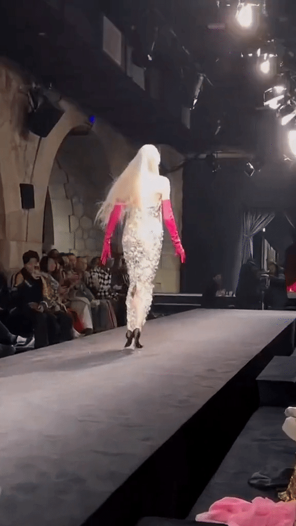 Siêu mẫu ngã dúi dụi ở show của Valentino: Netizen doạ tẩy chay nhà mốt vì giày chất lượng kém, nhưng cũng chưa biết lỗi tại ai đâu nhé! - Ảnh 1.