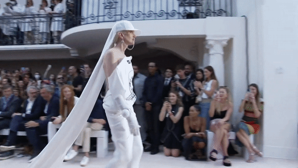 Siêu mẫu ngã dúi dụi ở show của Valentino: Netizen doạ tẩy chay nhà mốt vì giày chất lượng kém, nhưng cũng chưa biết lỗi tại ai đâu nhé! - Ảnh 5.