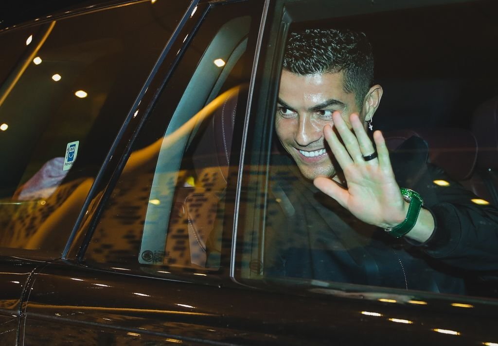 Ronaldo rạng rỡ đến Saudi Arabia, 100.000 người tranh mua vé xem CR7 ra mắt - Ảnh 1.