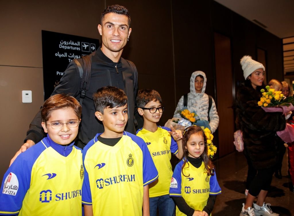 Ronaldo rạng rỡ đến Saudi Arabia, 100.000 người tranh mua vé xem CR7 ra mắt - Ảnh 3.