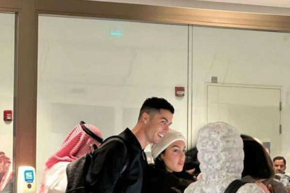 Ronaldo và bạn gái &quot;khoe&quot; nhẫn kim cương 20 carat khi đến Saudi Arabia - Ảnh 4.