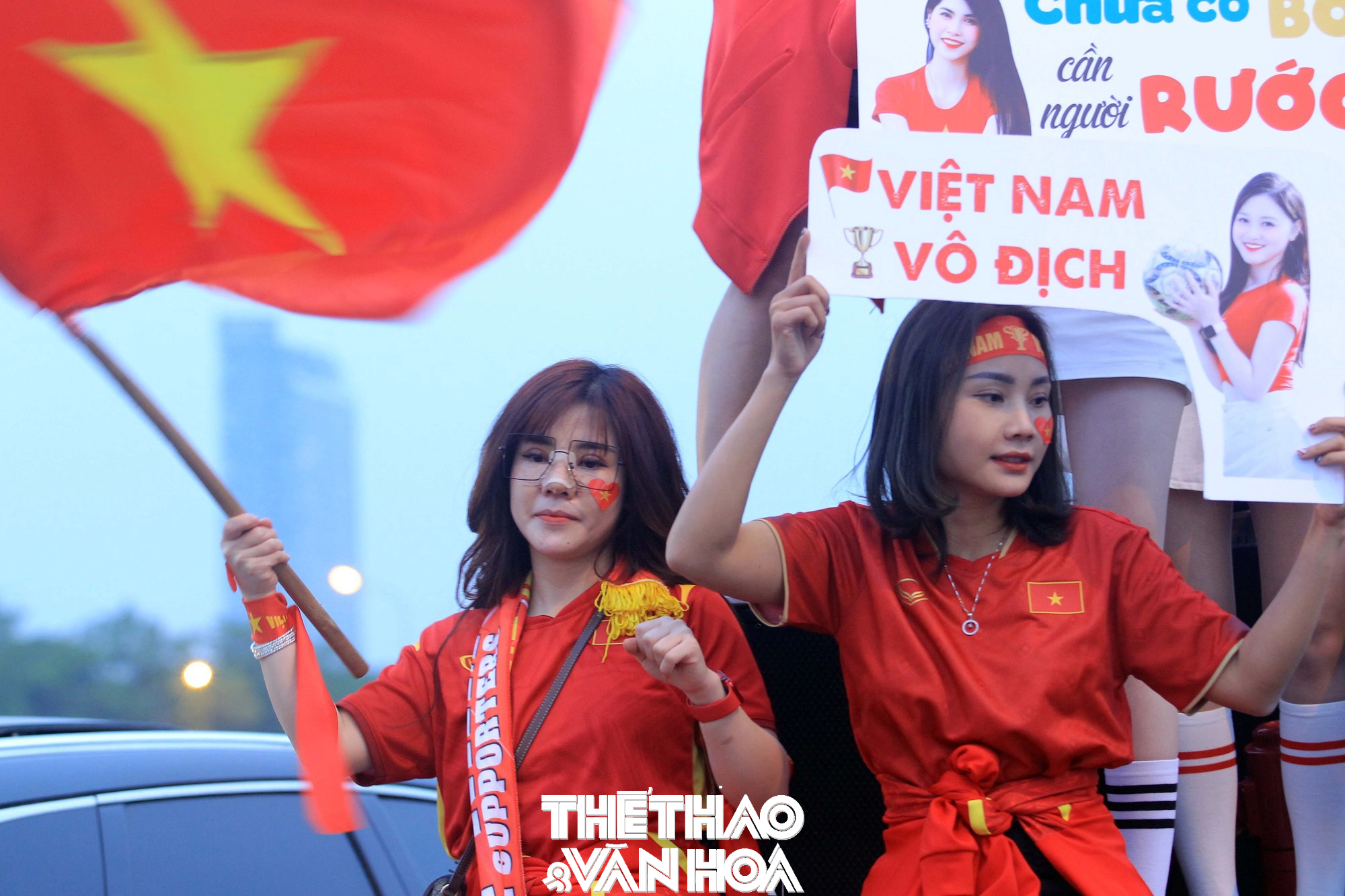 Nữ CĐV Việt Nam bất chấp 'chấn thương' vẫn tới Mỹ Đình cổ vũ đội tuyển - Ảnh 3.
