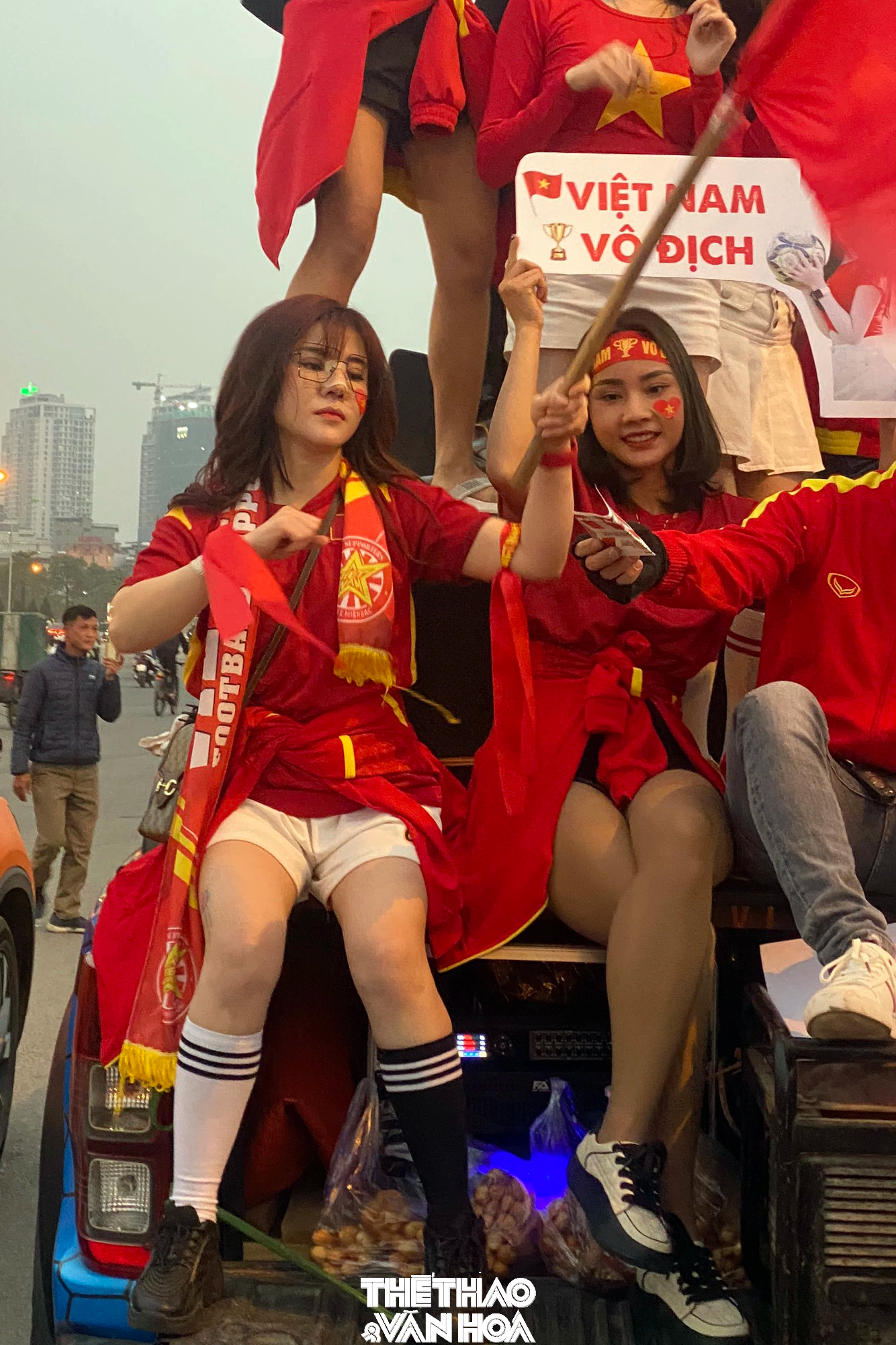 Nữ CĐV Việt Nam bất chấp 'chấn thương' vẫn tới Mỹ Đình cổ vũ đội tuyển - Ảnh 4.