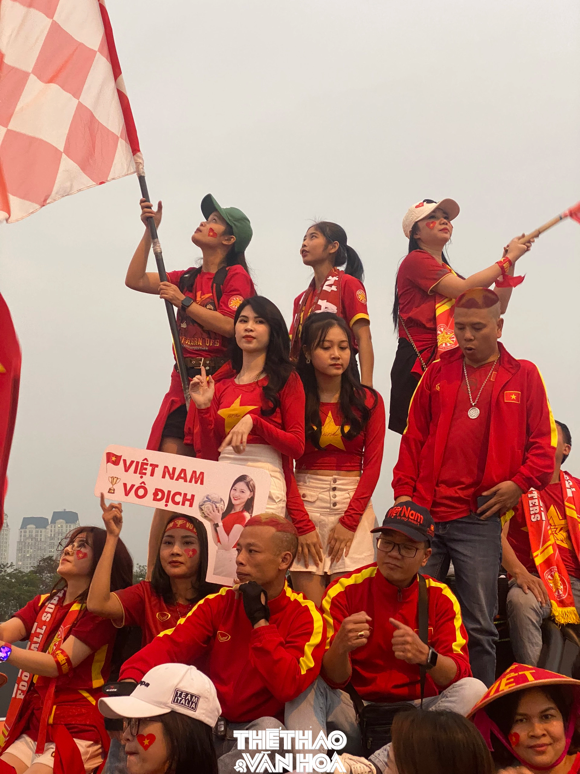 Nữ CĐV Việt Nam bất chấp 'chấn thương' vẫn tới Mỹ Đình cổ vũ đội tuyển - Ảnh 5.