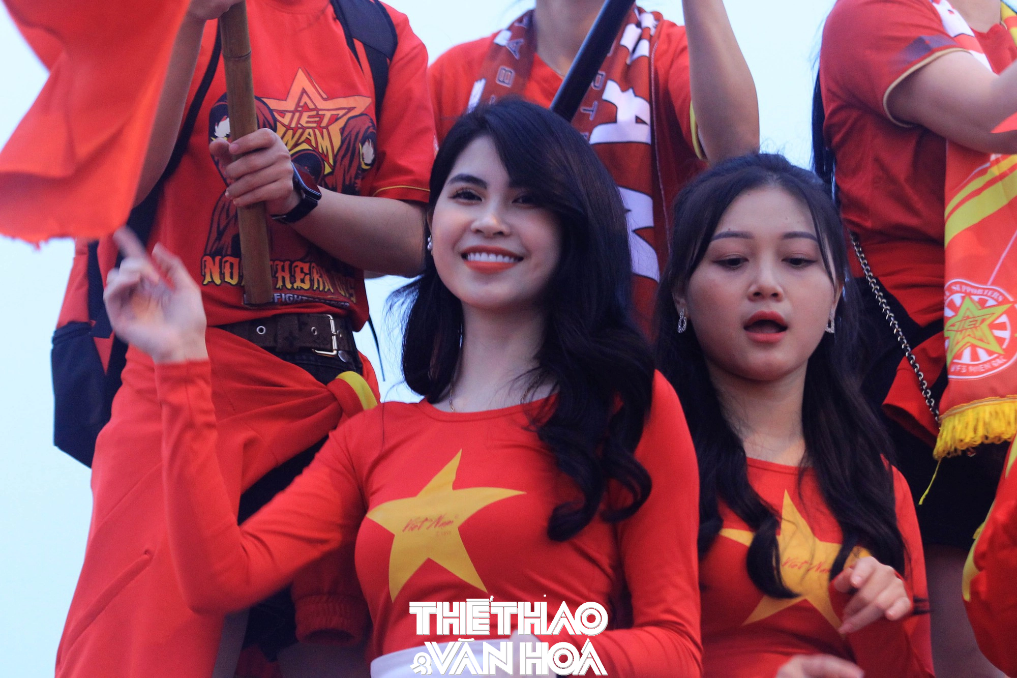 Nữ CĐV Việt Nam bất chấp 'chấn thương' vẫn tới Mỹ Đình cổ vũ đội tuyển - Ảnh 7.