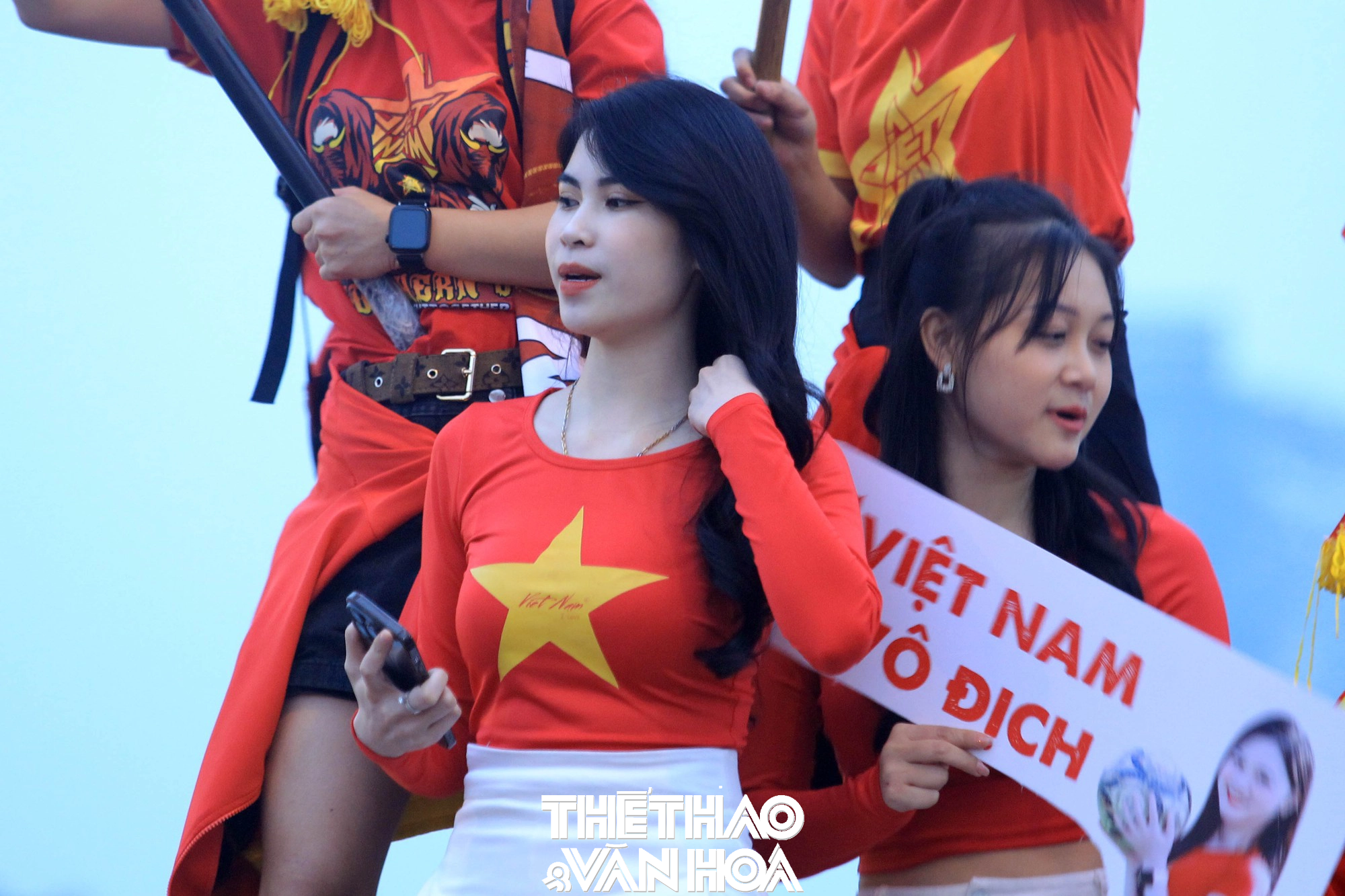 Nữ CĐV Việt Nam bất chấp 'chấn thương' vẫn tới Mỹ Đình cổ vũ đội tuyển - Ảnh 8.