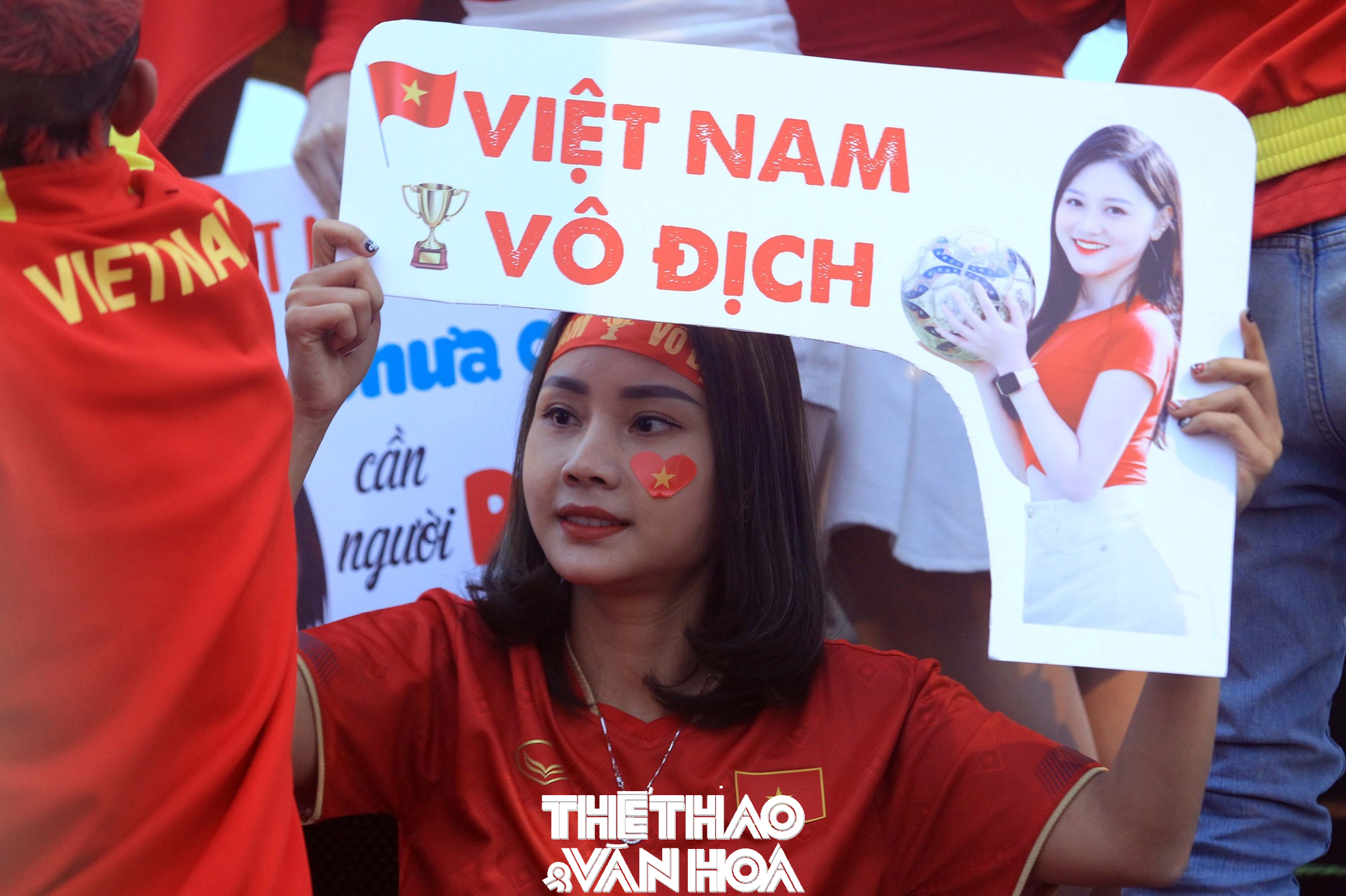 Nữ CĐV Việt Nam bất chấp 'chấn thương' vẫn tới Mỹ Đình cổ vũ đội tuyển - Ảnh 9.