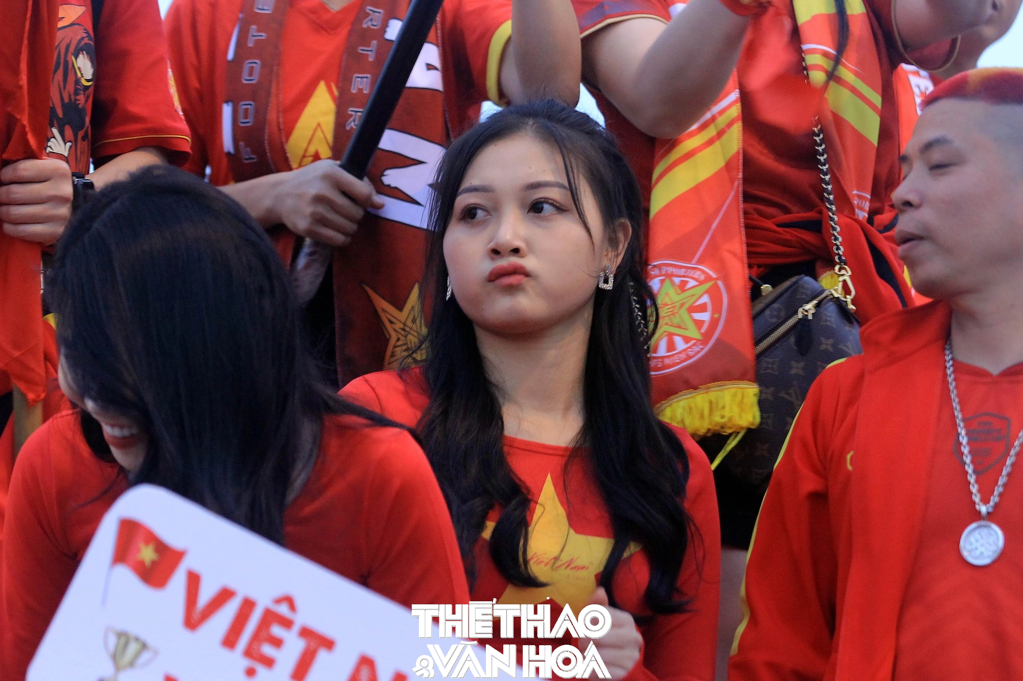 Nữ CĐV Việt Nam bất chấp 'chấn thương' vẫn tới Mỹ Đình cổ vũ đội tuyển - Ảnh 11.